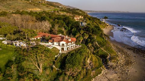 Cindy Crawford former Malibu beach house hits market for super sum US$99.5 million