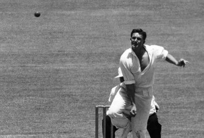 In his playing days, Benaud was a leg-spinner.