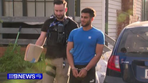 Un groupe d'adolescents motards tout-terrain ont été arrêtés à la suite d'une course massive à travers Melbourne, la police alléguant que les motards avaient effectué des cascades dangereuses sur les principales autoroutes.