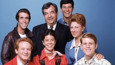 Henry WInkler (Fonzie), Tom Bosley (Howard), Anson Williams (Potsie), Marion Ross (Marion); bottom row, left: Donny Most (Ralph), Erin Moran (Joanie), Ron Howard (Richie).