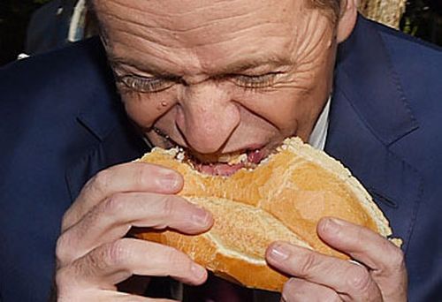 Bill Shorten eating sausage sandwich (AAP)